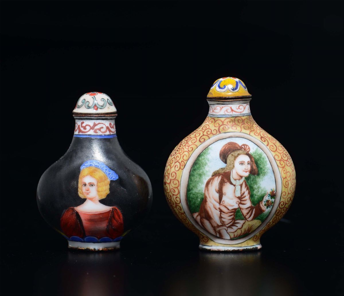 Lotto di Due Snuff Bottles in Metallo Smaltato a Soggetto Europeo, Cina, XX Secolo