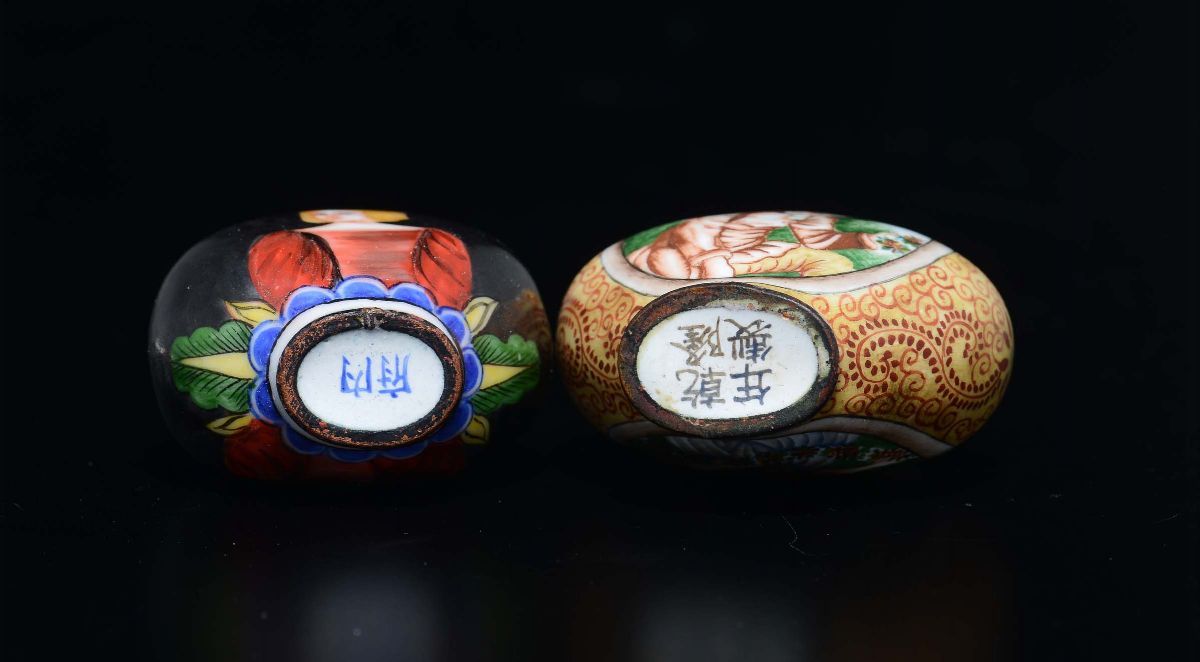 Lotto di Due Snuff Bottles in Metallo Smaltato a Soggetto Europeo, Cina, XX Secolo