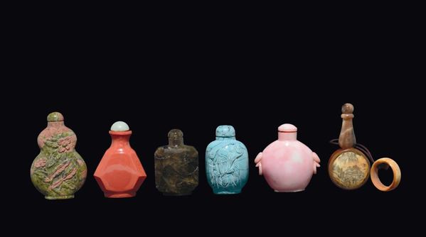 Lotto di sei snuff bottles in materiali vari, Cina, inizio XX secolo