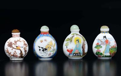 Lotto di Quattro Snuff Bottles in Pasta di Vetro, Due Raffiguranti Guanyin, una con Gatti Entro R...