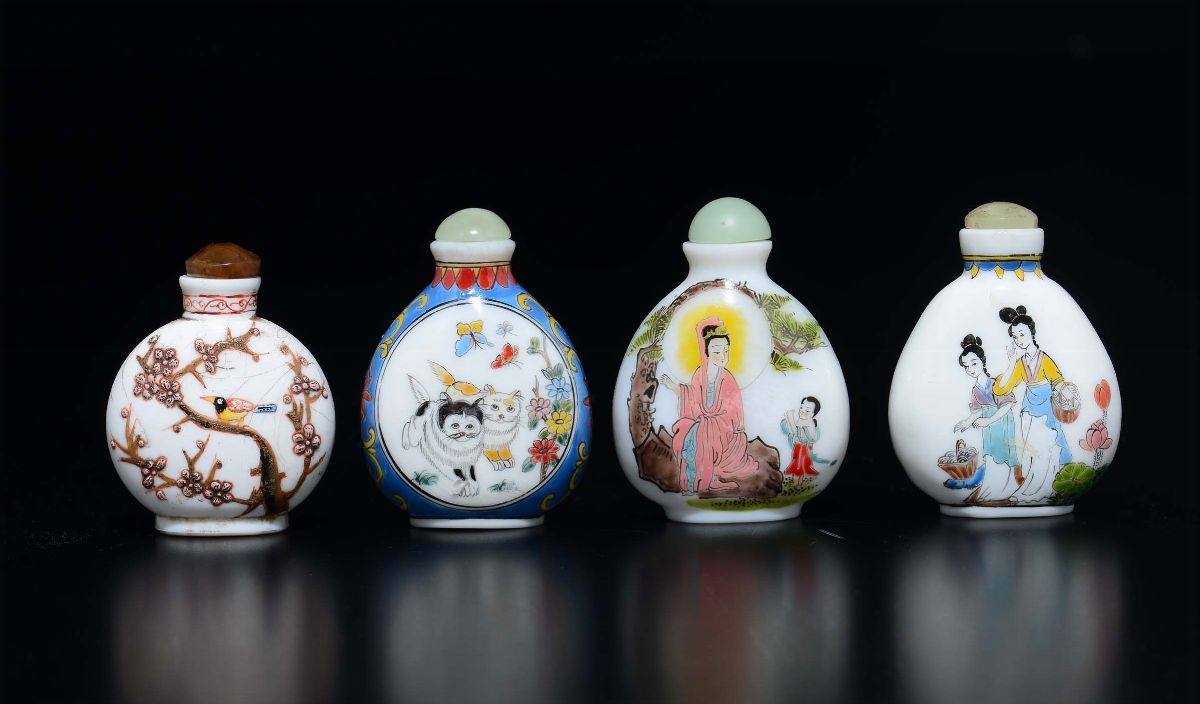 Lotto di Quattro Snuff Bottles in Pasta di Vetro, Due Raffiguranti Guanyin, una con Gatti Entro R...