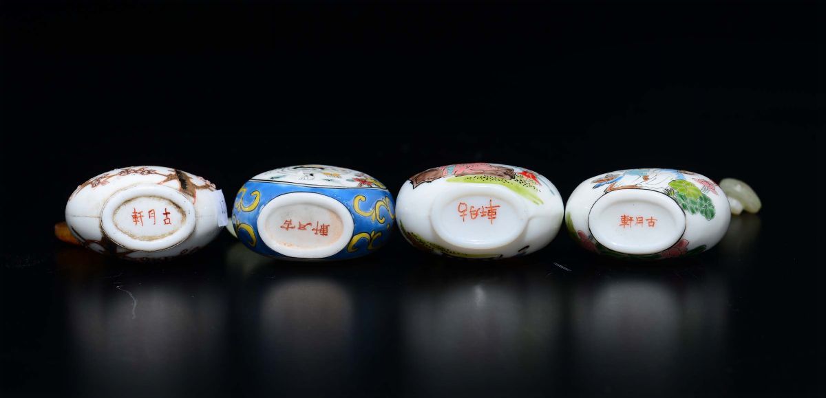 Lotto di Quattro Snuff Bottles in Pasta di Vetro, Due Raffiguranti Guanyin, una con Gatti Entro R...