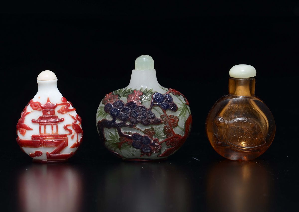 Lotto di Tre Snuff Bottles in Vetro e Pasta di Vetro con Decoro a Rilievo, una con Tartaruga, una...