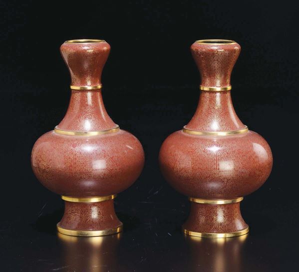 Coppia di vasi a testa d'aglio in cloisonné a fondo rosso con decoro dorato, Cina, XX secolo
