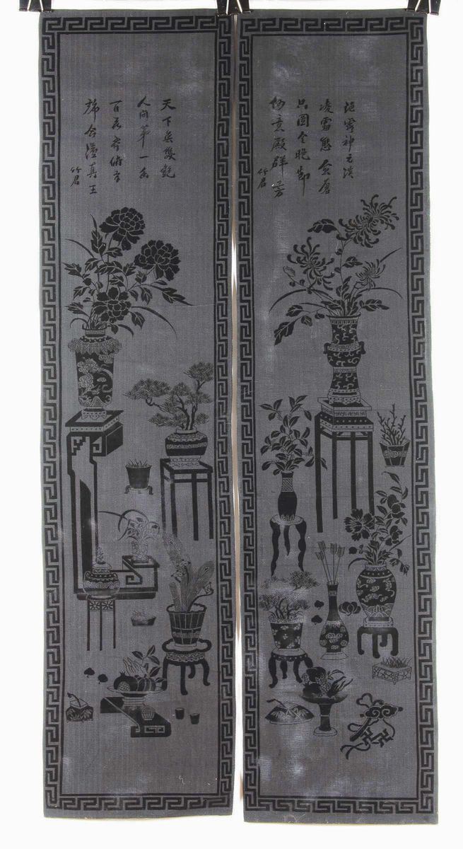 Due pannelli in seta a fondo nero con decoro di vasi di fiori ed iscrizioni, Cina, XX secolo  - Asta Chinese Works of Art - Cambi Casa d'Aste