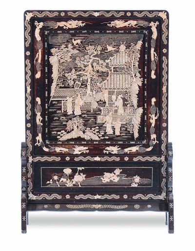Grande Screen in Legno Laccato con Intarsi Raffiguranti Scolari ed Iscrizioni, Stile Ryukyu, Cina...