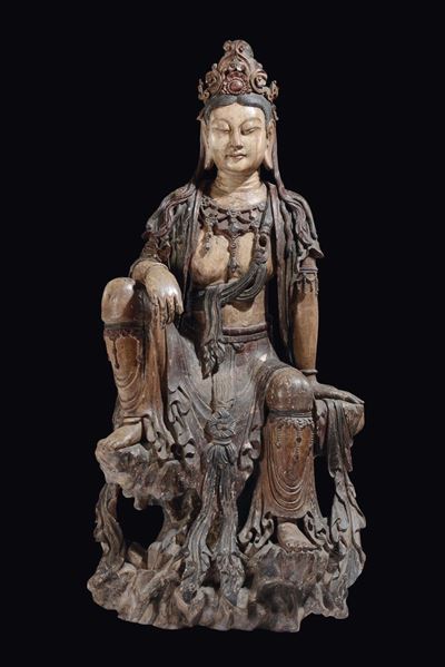 Grande ed Importante Figura di Guanyin Seduta su Roccia Intagliata in Legno Dipinto, Cina, Dinast...