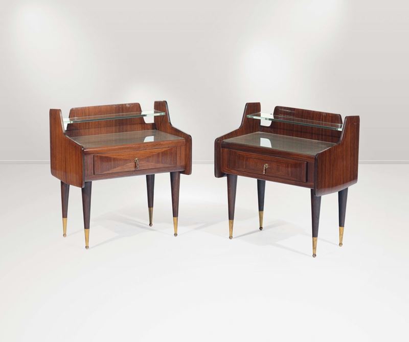 Coppia di comodini con impiallacciatura di palissandro, piani in cristallo, puntali in ottone.  - Auction Design - III - Cambi Casa d'Aste