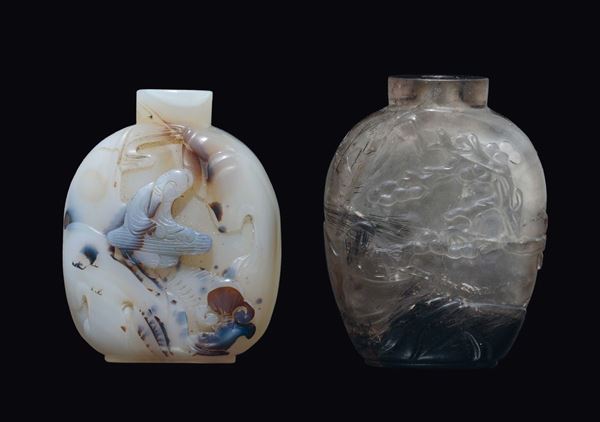 Due snuff bottles, una in cristallo di rocca fumè con scoiattolo su albero e una in agata bianca e russet con suonatore, Cina, Dinastia Qing, XIX secolo