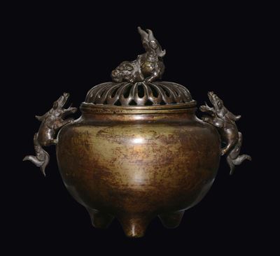Incensiere in Bronzo con Coperchio Traforato con Prese e Coperchio con Cani di Pho, Cina, Dinasti...
