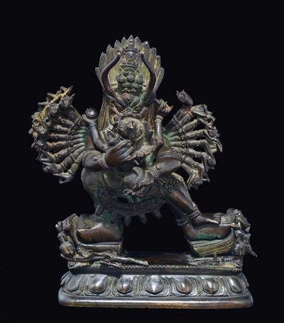Figura di Vajrabhairava in Bronzo su Fiore di Loto, Tibet, XVIII Secolo