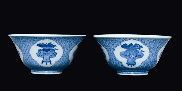 Due coppette in porcellana bianca e blu con decoro naturalistico entro riserve, con alzate in legno, Cina, Dinastia Qing, XIX secolo