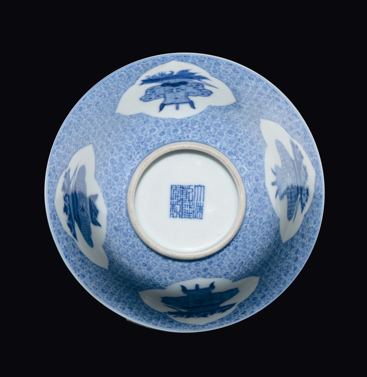 Due Coppette in Porcellana Bianca e Blu con Decoro Naturalistico Entro Riserve, con Alzate in Leg...