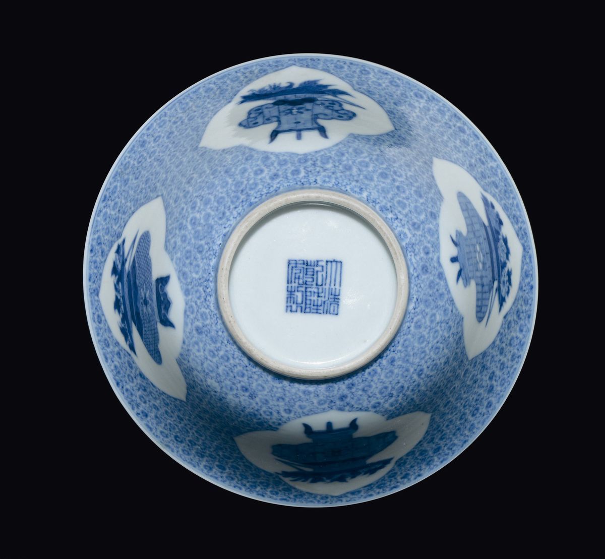 Due Coppette in Porcellana Bianca e Blu con Decoro Naturalistico Entro Riserve, con Alzate in Leg...