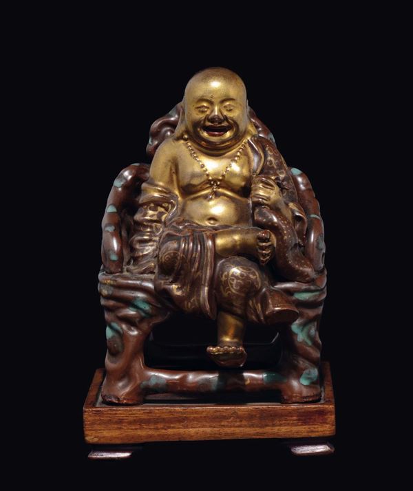 Figura di Budai in porcellana a smalti policromi e lumeggiature oro seduto su trono, Cina, Dinastia Qing, XIX secolo