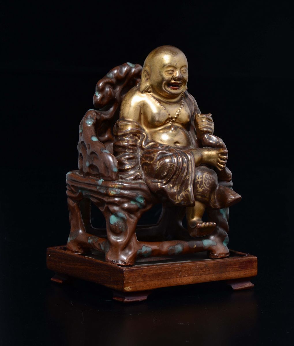 Figura di Budai in Porcellana a Smalti Policromi e Lumeggiature Oro Seduto su Trono, Cina, Dinast...