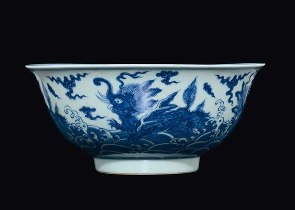 Ciotola in porcellana bianca e blu con draghi, Cina, Dinastia Qing, epoca Kangxi (1662-1722)