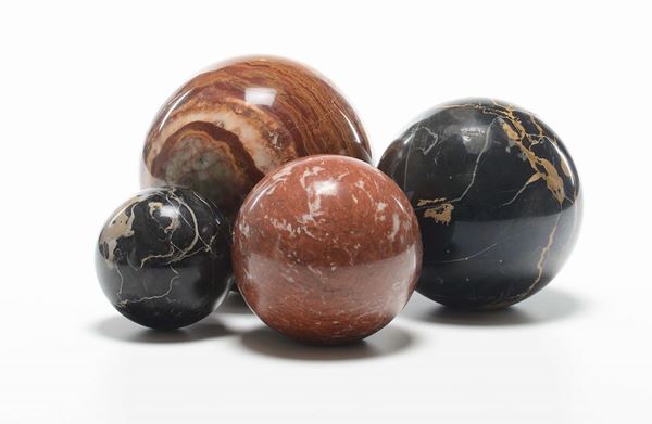 Quattro palle in marmo