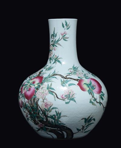 Grande Vaso in Porcellana a Smalti Policromi con Decoro Nove Pesche, Cina, Dinastia Qing, XIX Sec...