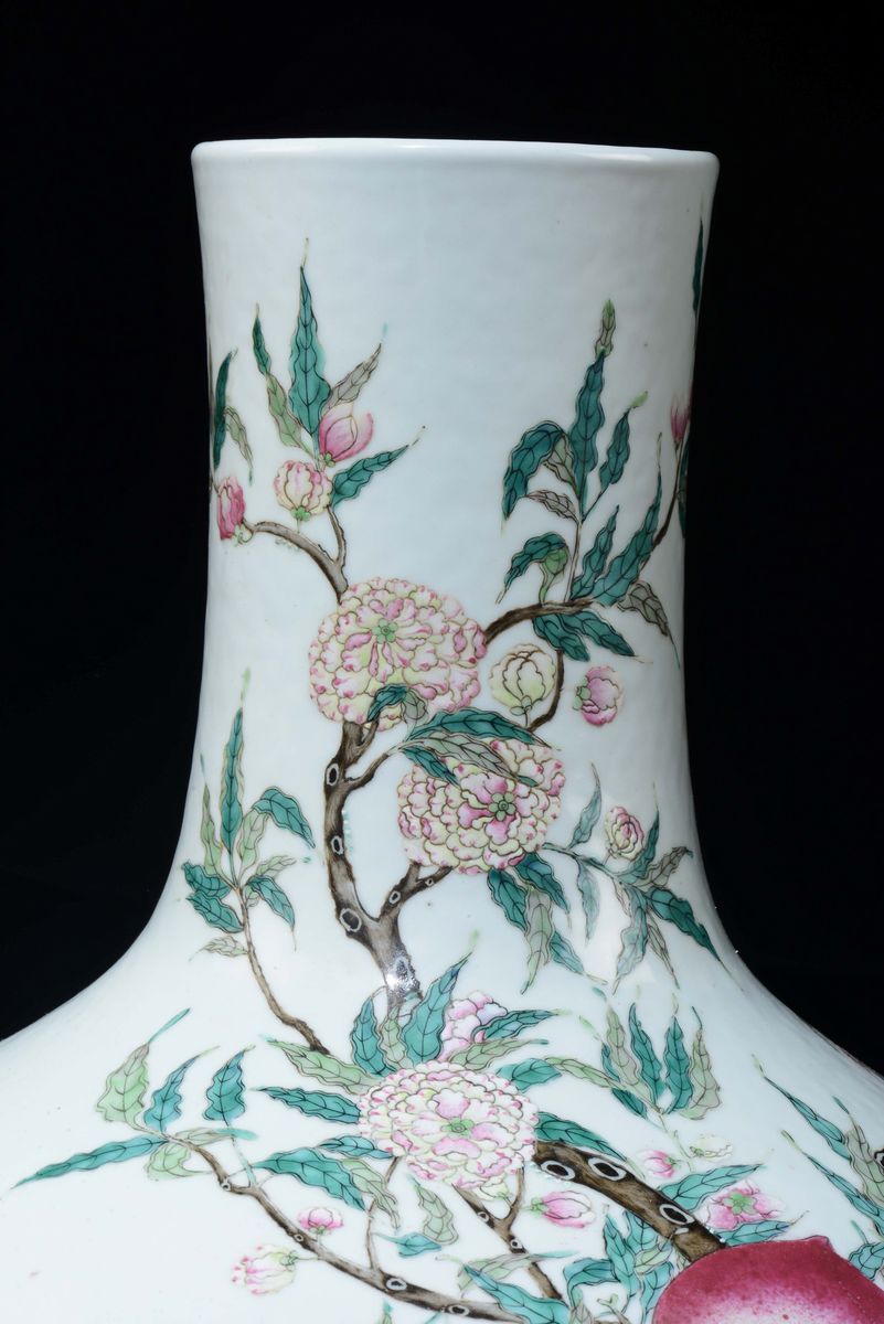 Grande Vaso in Porcellana a Smalti Policromi con Decoro Nove Pesche, Cina, Dinastia Qing, XIX Sec...