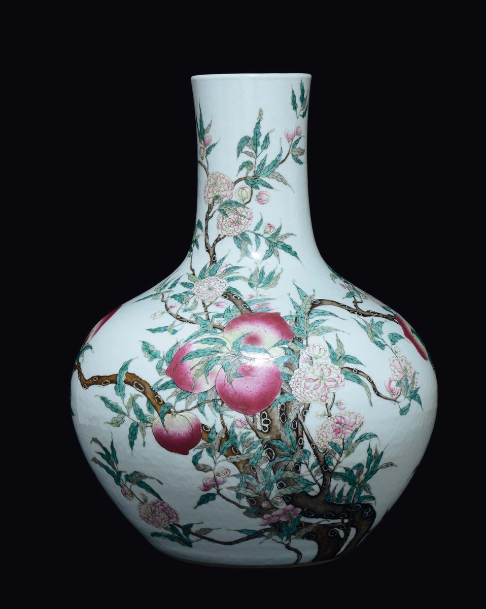 Grande Vaso in Porcellana a Smalti Policromi con Decoro Nove Pesche, Cina, Dinastia Qing, XIX Sec...