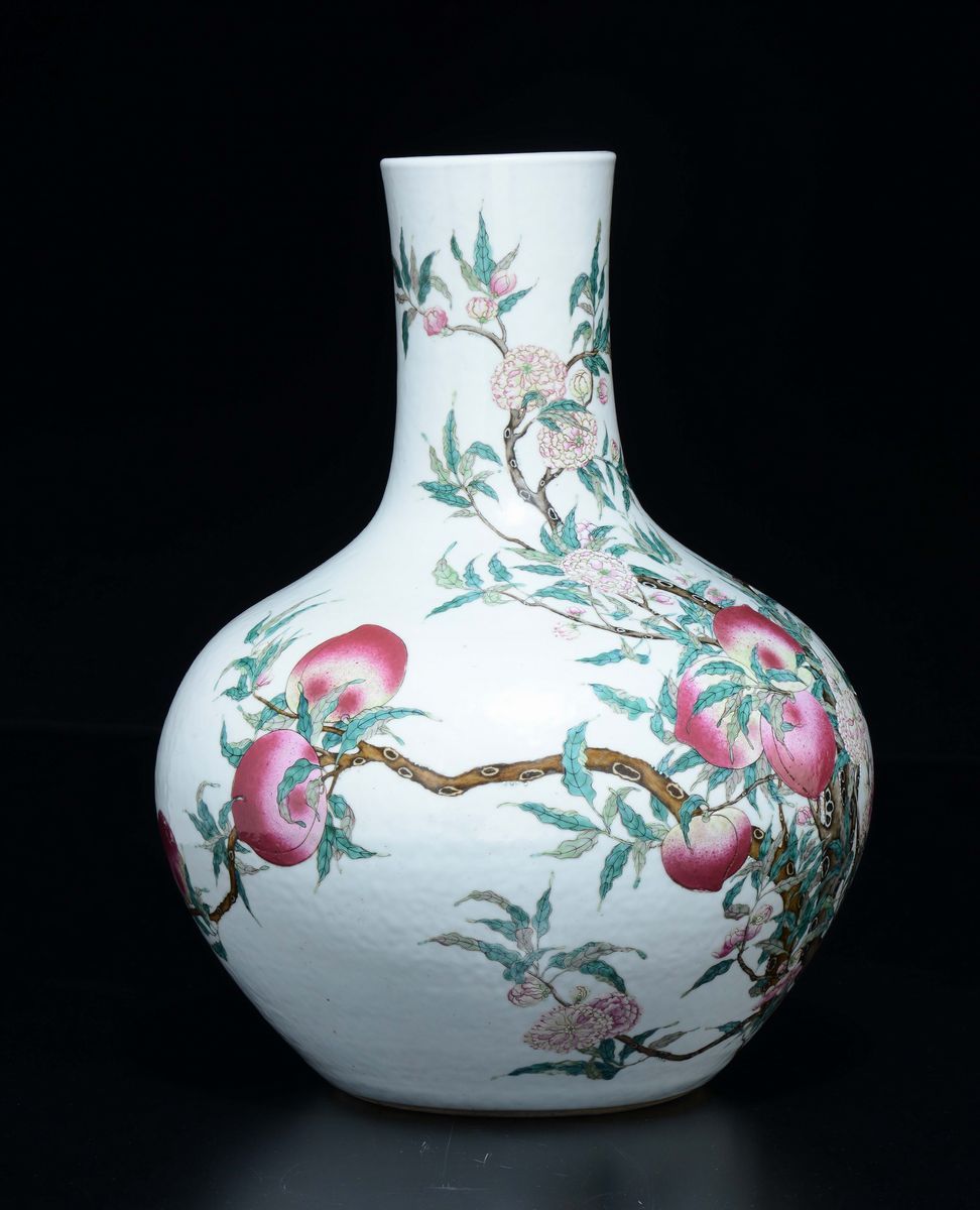 Grande Vaso in Porcellana a Smalti Policromi con Decoro Nove Pesche, Cina, Dinastia Qing, XIX Sec...