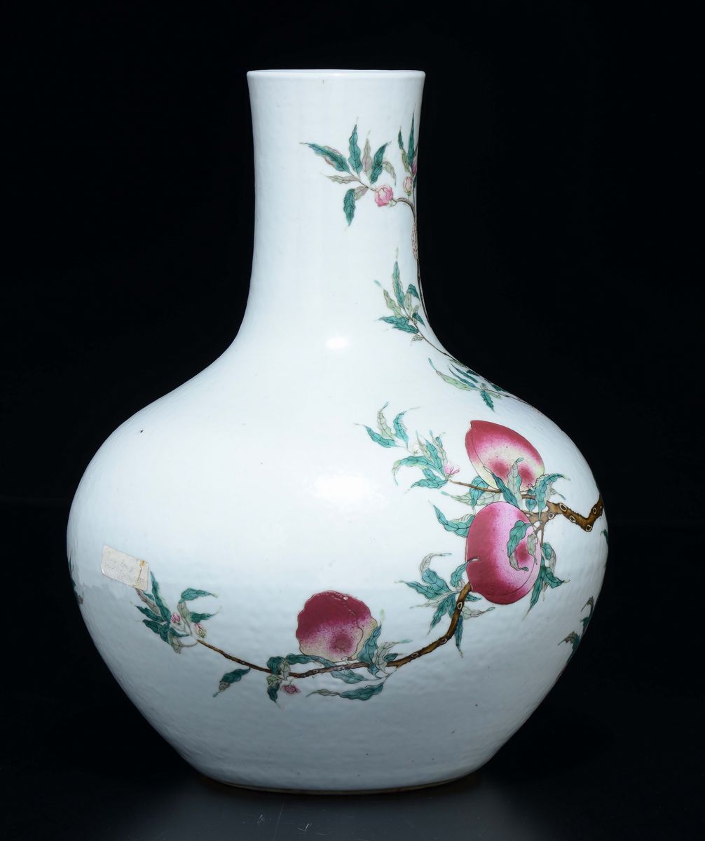 Grande Vaso in Porcellana a Smalti Policromi con Decoro Nove Pesche, Cina, Dinastia Qing, XIX Sec...