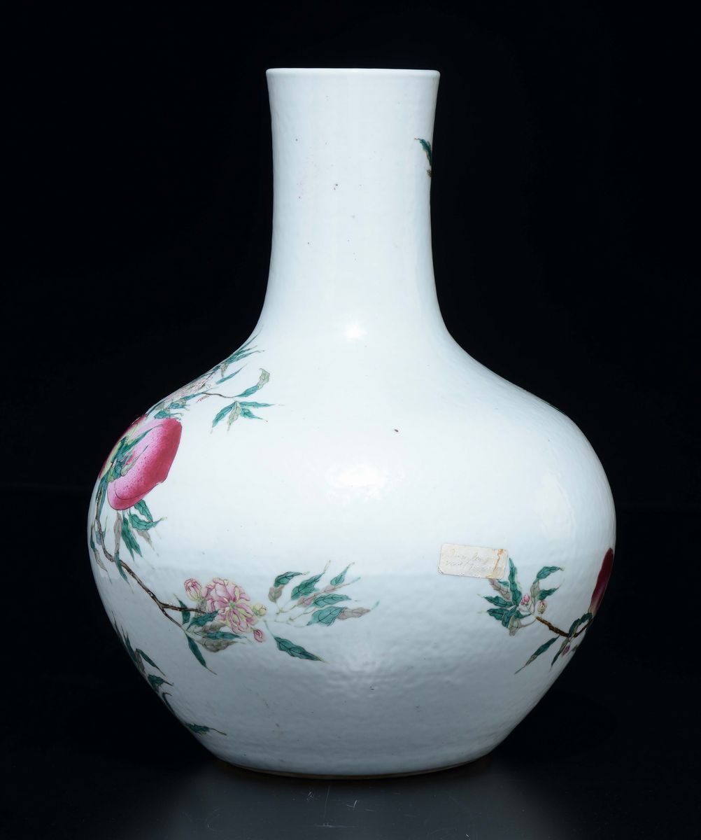 Grande Vaso in Porcellana a Smalti Policromi con Decoro Nove Pesche, Cina, Dinastia Qing, XIX Sec...
