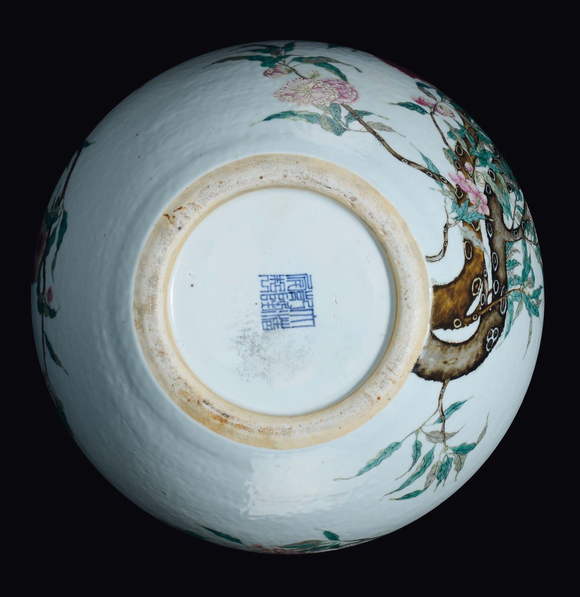 Grande Vaso in Porcellana a Smalti Policromi con Decoro Nove Pesche, Cina, Dinastia Qing, XIX Sec...