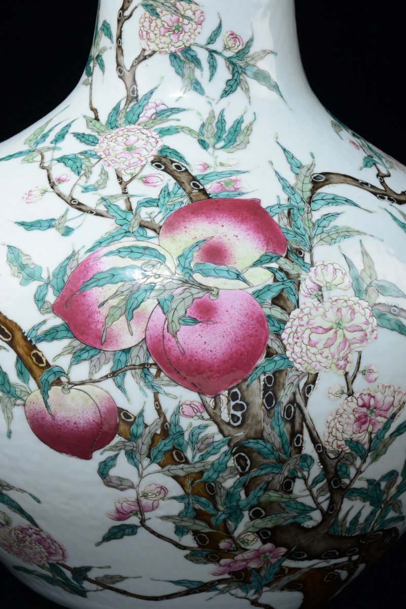 Grande Vaso in Porcellana a Smalti Policromi con Decoro Nove Pesche, Cina, Dinastia Qing, XIX Sec...