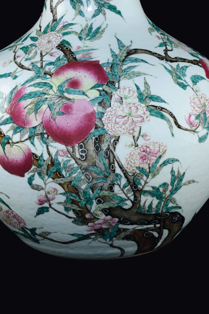 Grande Vaso in Porcellana a Smalti Policromi con Decoro Nove Pesche, Cina, Dinastia Qing, XIX Sec...