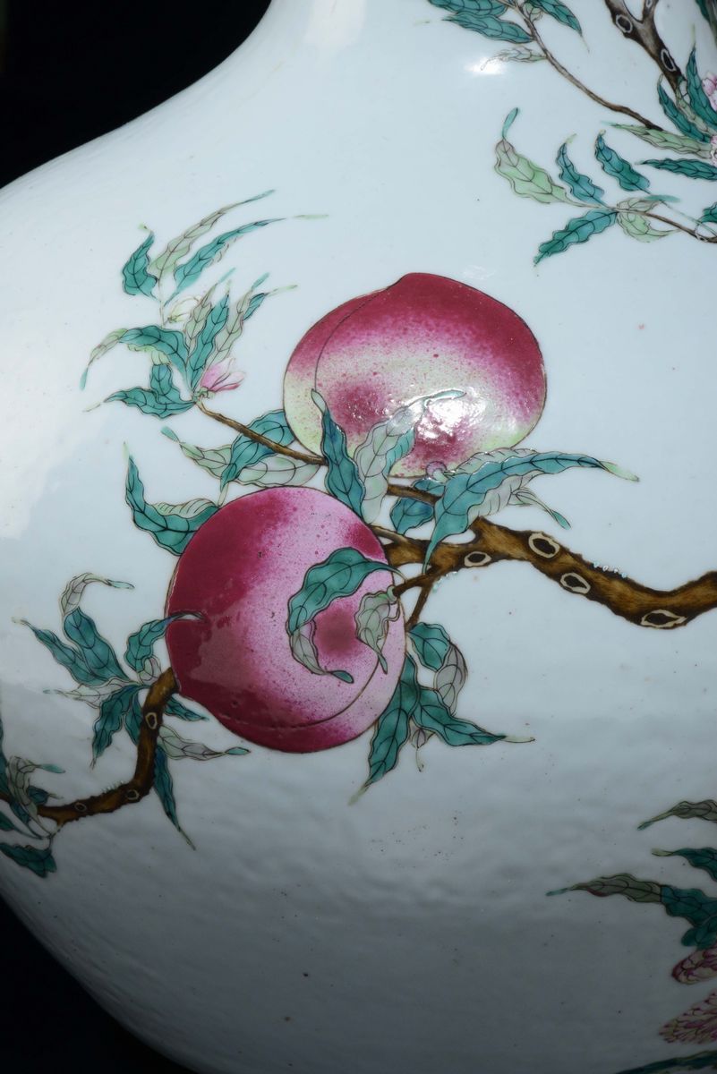 Grande Vaso in Porcellana a Smalti Policromi con Decoro Nove Pesche, Cina, Dinastia Qing, XIX Sec...