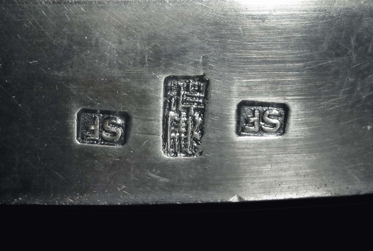 Coppia di Centrotavola in Argento con Draghi che Sorreggono Coppa, Cina, Dinastia Qing, Fine XIX ...