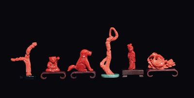 Lotto di Sei Piccoli Coralli Raffiguranti un Cane, un Orso, un'oca e Tre Guanyin, Cina, Inizio XX...