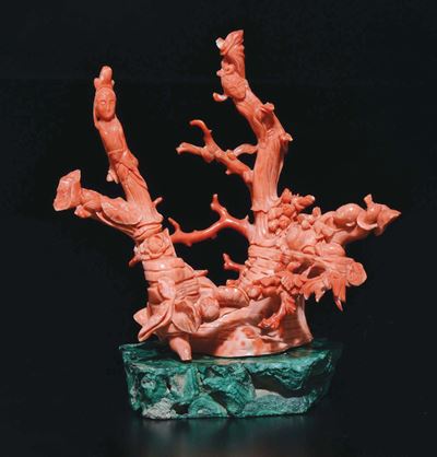 Gruppo Scolpito in Corallo Raffigurante Guanyin e Fanciulli su Base di Malachite, Cina, Inizio XX...