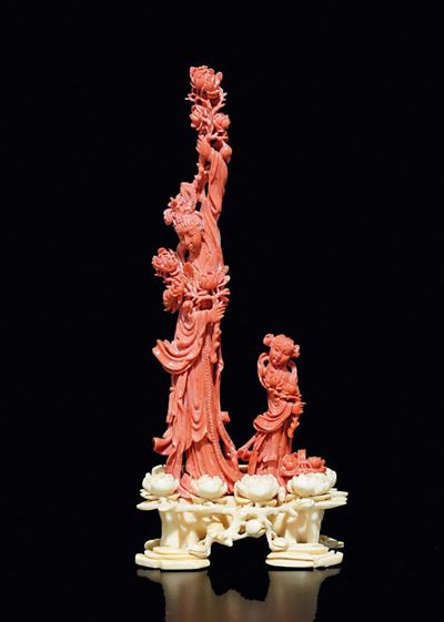Figura di Guanyin con Fanciulla in Corallo su Base in Avorio Finemente Intagliata, Cina, Dinastia...