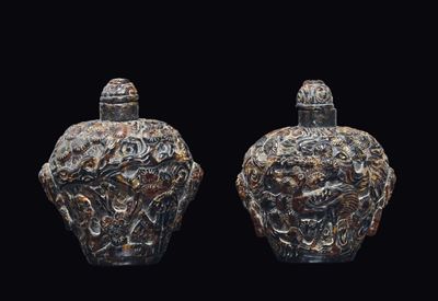 Coppia di Snuff Bottles in Ambra con Gru ed Elefanti a Rilievo, Cina, Dinastia Qing, XIX Secolo
