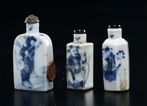 Tre snuff bottles in porcellana bianca e blu con personaggi, Cina, Dinastia Qing, XIX secolo