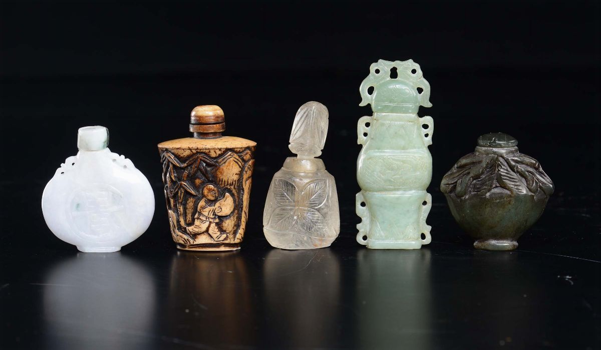 Lotto di Sei Snuff Bottles in Materiali Diversi, Pietra Dura, Osso, Giada Verde, Vetro, Giadeite,...