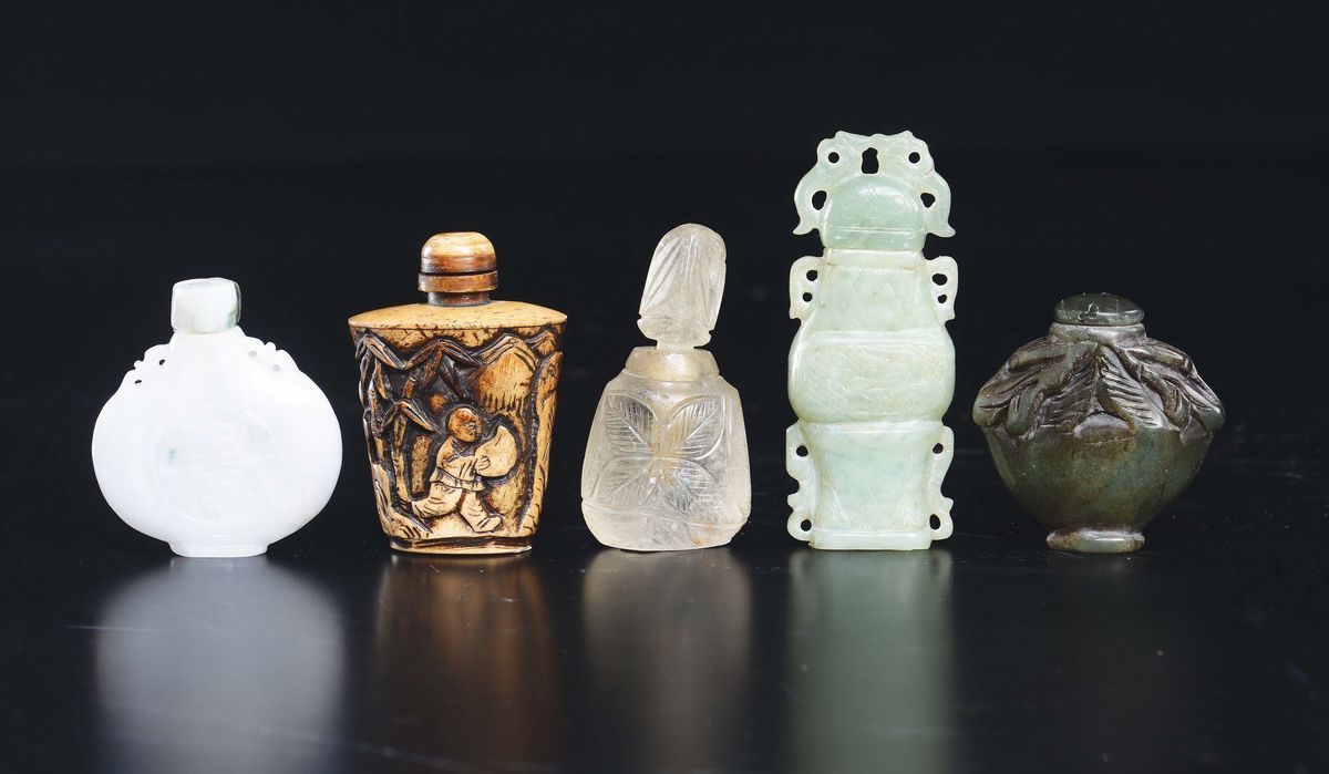 Lotto di Sei Snuff Bottles in Materiali Diversi, Pietra Dura, Osso, Giada Verde, Vetro, Giadeite,...