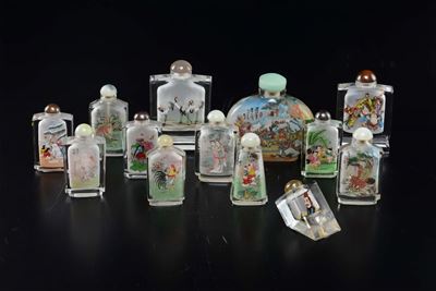 Lotto di Tredici Snuff Bottles in Vetro con Personaggi, Animali ed Iscrizioni, Cina, XX Secolo