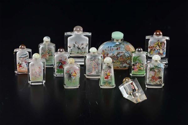 Lotto di tredici snuff bottles in vetro con personaggi, animali ed iscrizioni, Cina, XX secolo