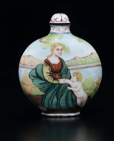 Snuff Bottle in Smalto Raffigurante Donna con Bambino a Soggetto Europeo, Cina, Dinastia Qing, Fi...