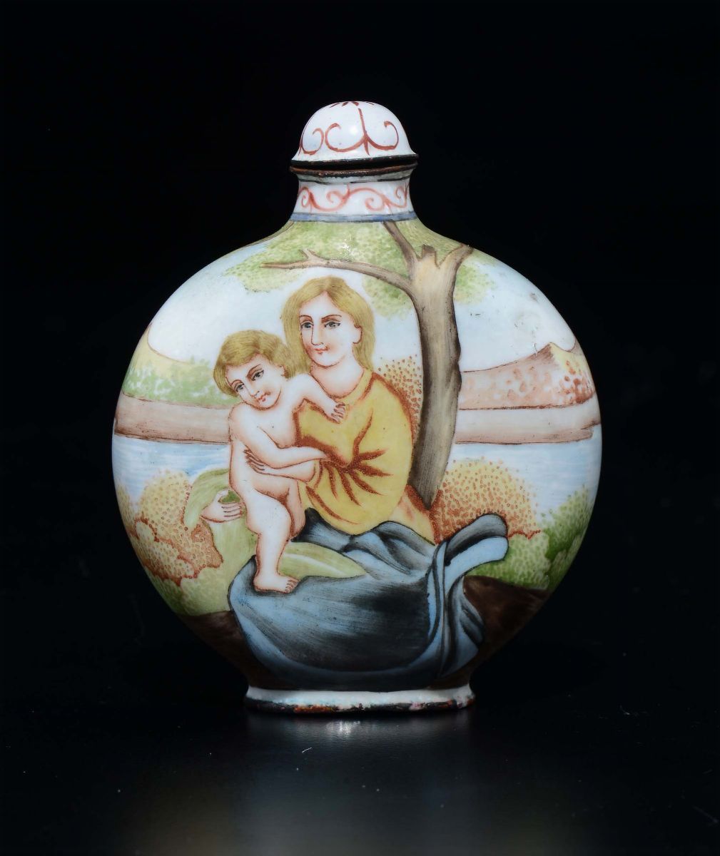 Snuff Bottle in Smalto Raffigurante Donna con Bambino a Soggetto Europeo, Cina, Dinastia Qing, Fi...