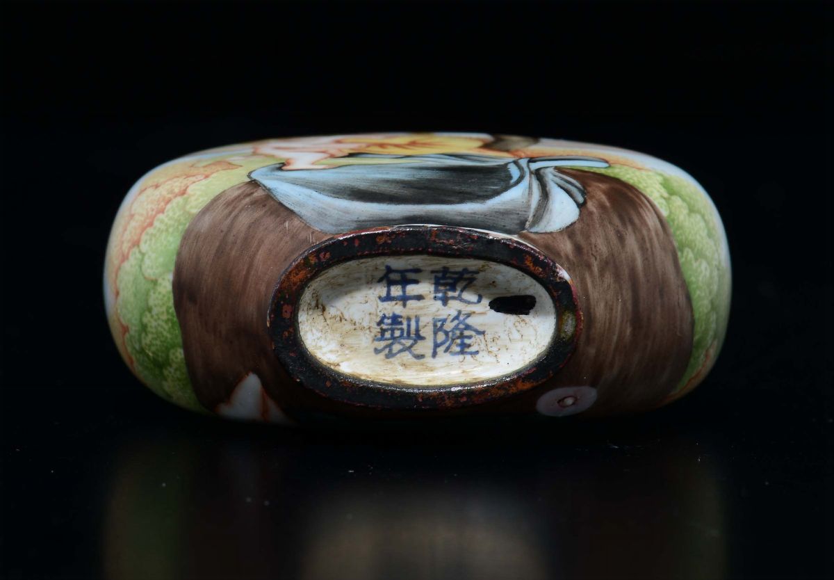 Snuff Bottle in Smalto Raffigurante Donna con Bambino a Soggetto Europeo, Cina, Dinastia Qing, Fi...