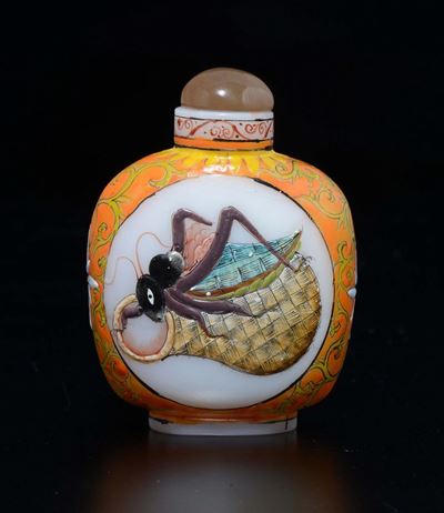 Snuff Bottle in Pasta di Vetro Bianca Raffigurante Cicala, Cina, XX Secolo