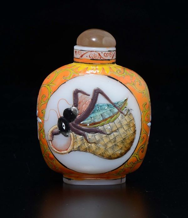 Snuff bottle in pasta di vetro bianca raffigurante cicala, Cina, XX secolo