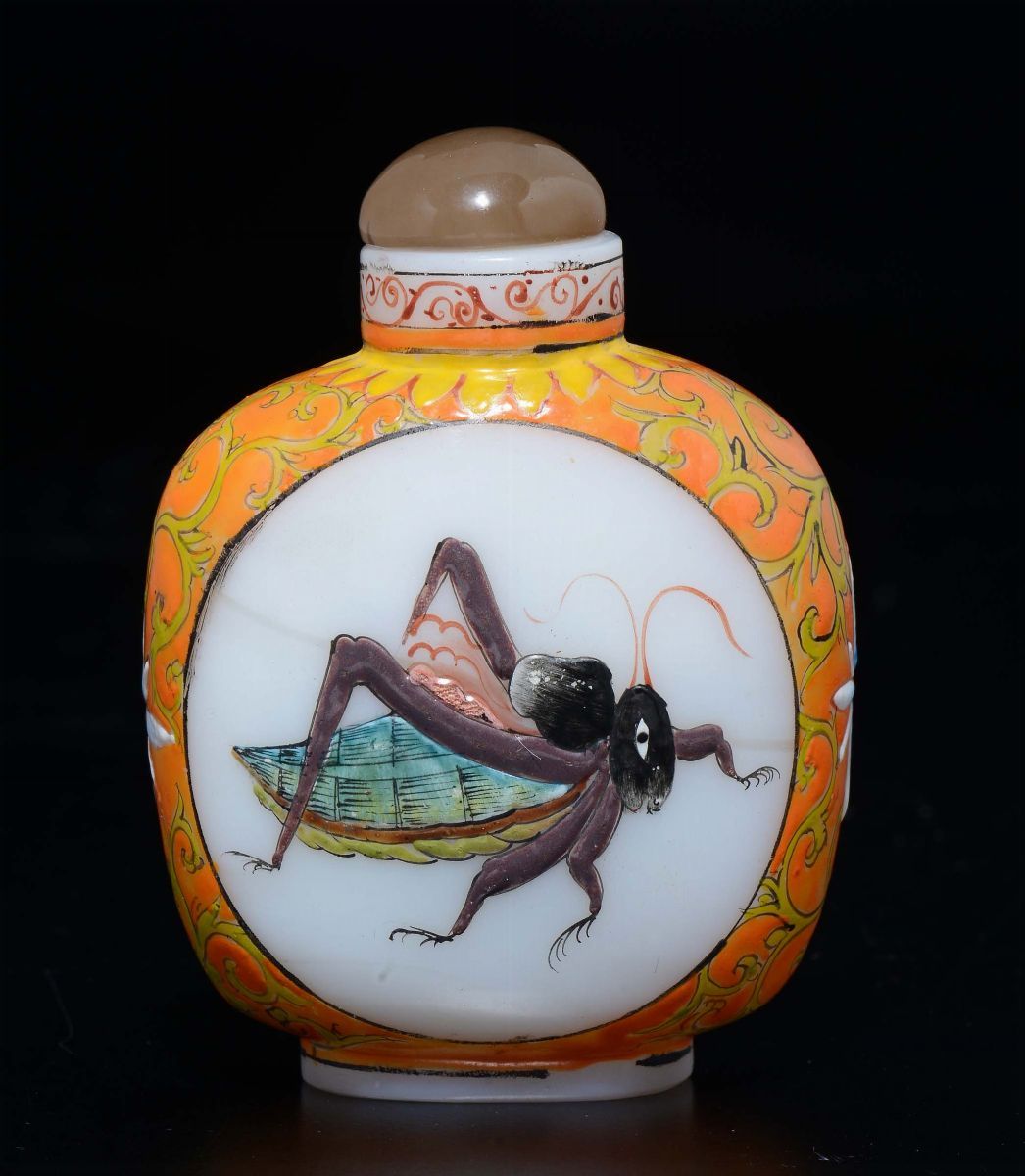 Snuff Bottle in Pasta di Vetro Bianca Raffigurante Cicala, Cina, XX Secolo