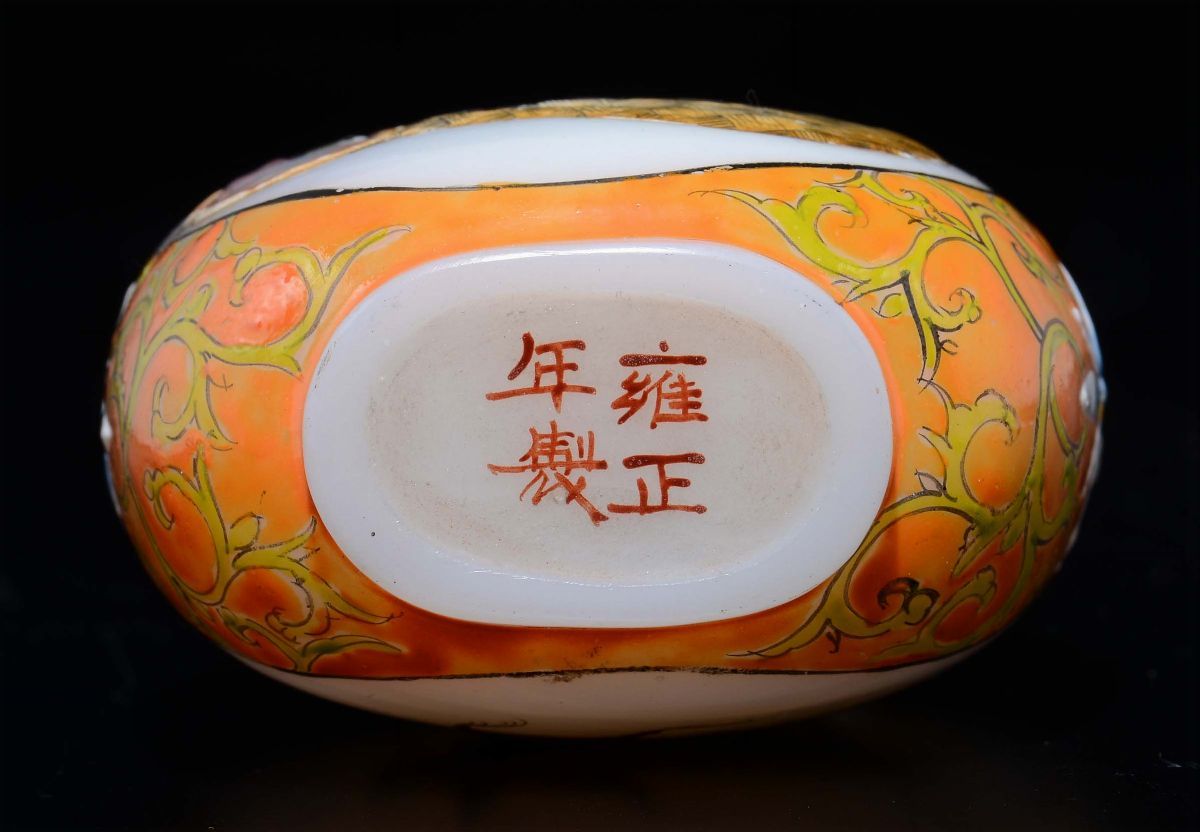 Snuff Bottle in Pasta di Vetro Bianca Raffigurante Cicala, Cina, XX Secolo