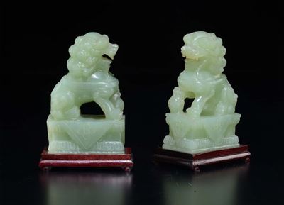 Due Cani di Pho Scolpiti in Giada Verde, Cina, XX Secolo